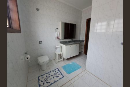 Casa à venda com 136m², 3 quartos e 2 vagas Casa à venda com 136m², 3 quartos e 2 vagasBanheiro