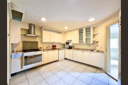 Casa à venda com 4 quartos, 390m² em Santo Amaro, São Paulo