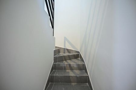 Casa de condomínio à venda com 300m², 3 quartos e 2 vagasEscada