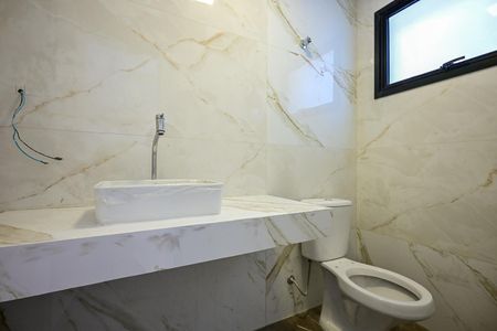 Casa de condomínio à venda com 300m², 3 quartos e 2 vagasLavabo