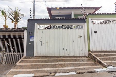 Casa à venda com 148m², 3 quartos e 2 vagas Casa à venda com 148m², 3 quartos e 2 vagasFachada