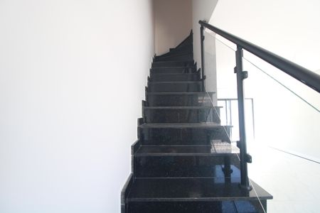 Casa à venda com 100m², 3 quartos e 2 vagasEscada