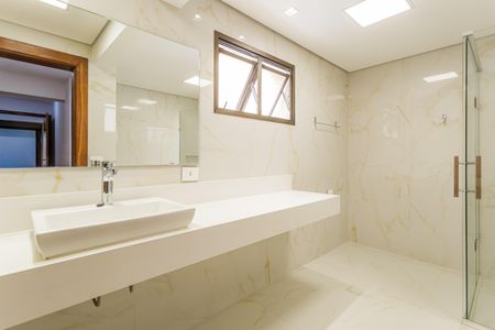 Apartamento à venda com 242m², 3 quartos e 4 vagasBanheiro da Suíte 2