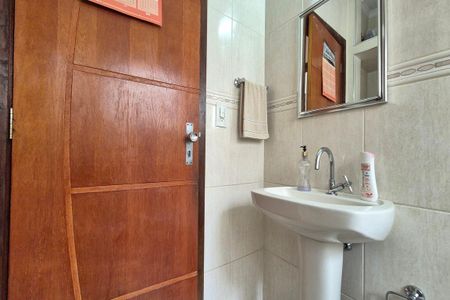 Casa à venda com 176m², 4 quartos e 2 vagas Casa à venda com 176m², 4 quartos e 2 vagasBanheiro