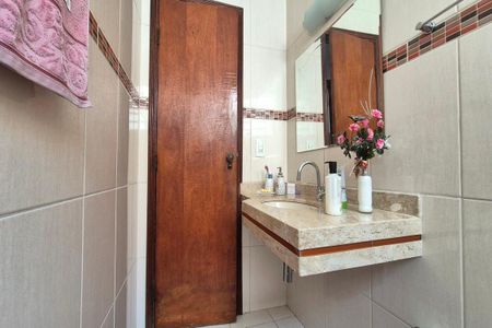 Casa à venda com 176m², 4 quartos e 2 vagas Casa à venda com 176m², 4 quartos e 2 vagasBanheiro