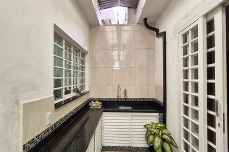 Casa à venda com 176m², 4 quartos e 2 vagas Casa à venda com 176m², 4 quartos e 2 vagasCorredor