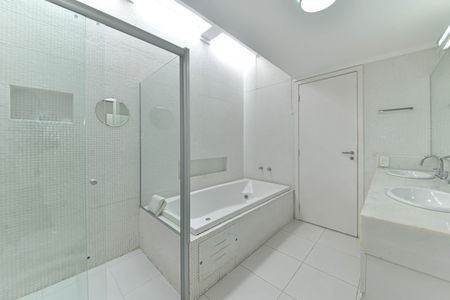 Casa de condomínio para alugar com 431m², 4 quartos e 4 vagas Casa de condomínio para alugar com 431m², 4 quartos e 4 vagasSuíte 4 - Banheiro