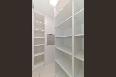 Casa de condomínio para alugar com 431m², 4 quartos e 4 vagas Casa de condomínio para alugar com 431m², 4 quartos e 4 vagasCozinha - Despensa