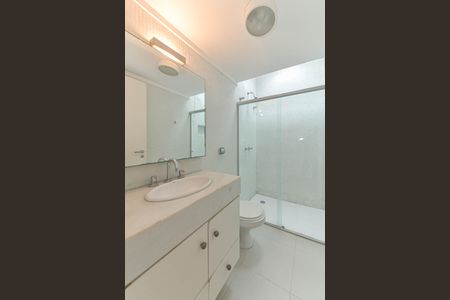 Casa de condomínio para alugar com 431m², 4 quartos e 4 vagas Casa de condomínio para alugar com 431m², 4 quartos e 4 vagasBanheiro da Suíte 3