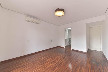 Casa de condomínio para alugar com 431m², 4 quartos e 4 vagas Casa de condomínio para alugar com 431m², 4 quartos e 4 vagasSuíte 4