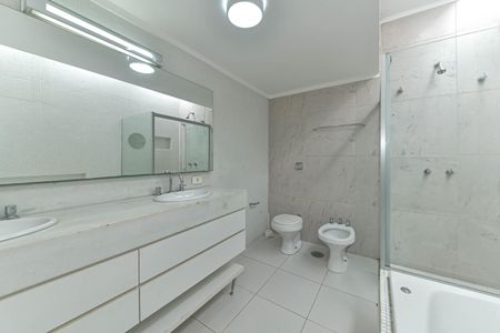 Casa de condomínio para alugar com 431m², 4 quartos e 4 vagas Casa de condomínio para alugar com 431m², 4 quartos e 4 vagasSuíte 4 - Banheiro