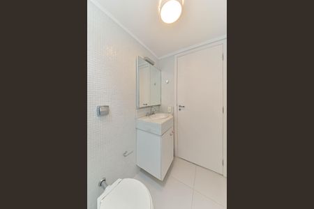 Casa de condomínio para alugar com 431m², 4 quartos e 4 vagas Casa de condomínio para alugar com 431m², 4 quartos e 4 vagasBanheiro da Suíte 2