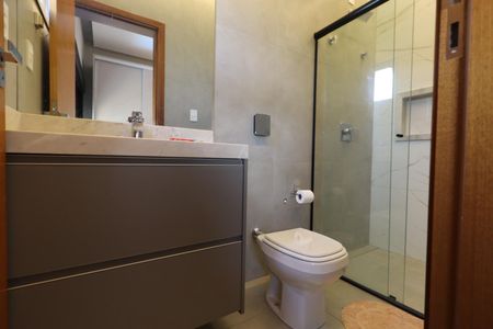 Casa de condomínio para alugar com 212m², 5 quartos e 4 vagas Casa de condomínio para alugar com 212m², 5 quartos e 4 vagasBanheiro da Suíte 2