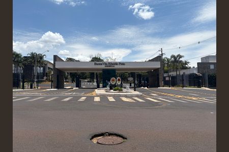 Casa de condomínio para alugar com 212m², 5 quartos e 4 vagas Casa de condomínio para alugar com 212m², 5 quartos e 4 vagasFachada