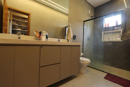 Casa de condomínio para alugar com 212m², 5 quartos e 4 vagas Casa de condomínio para alugar com 212m², 5 quartos e 4 vagasBanheiro da Suíte 1