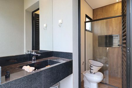 Casa de condomínio para alugar com 212m², 5 quartos e 4 vagas Casa de condomínio para alugar com 212m², 5 quartos e 4 vagasBanheiro