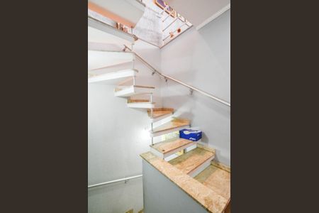 Casa de condomínio à venda com 126m², 3 quartos e 2 vagas Casa de condomínio à venda com 126m², 3 quartos e 2 vagasEscada