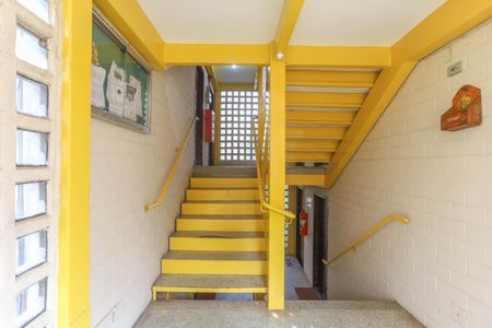 Apartamento à venda com 54m², 2 quartos e 1 vagaEscada de entrada 