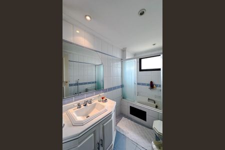 Apartamento para alugar com 375m², 4 quartos e 5 vagas Apartamento para alugar com 375m², 4 quartos e 5 vagasBanheiro da Suíte 2