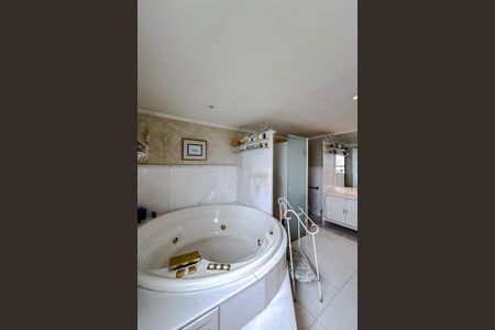 Apartamento para alugar com 375m², 4 quartos e 5 vagas Apartamento para alugar com 375m², 4 quartos e 5 vagasBanheiro da Suíte 1