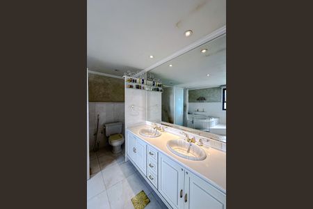 Apartamento para alugar com 375m², 4 quartos e 5 vagas Apartamento para alugar com 375m², 4 quartos e 5 vagasBanheiro da Suíte 1