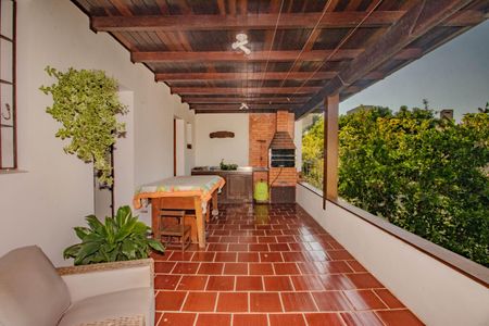 Casa à venda com 330m², 4 quartos e 4 vagas Casa à venda com 330m², 4 quartos e 4 vagasVaranda