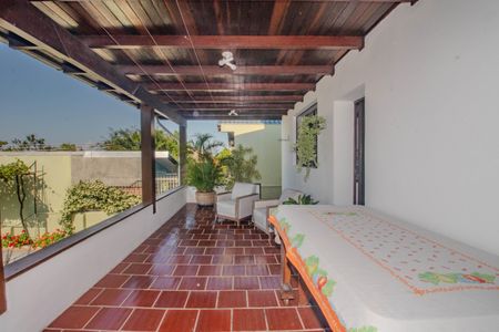 Casa à venda com 330m², 4 quartos e 4 vagas Casa à venda com 330m², 4 quartos e 4 vagasVaranda