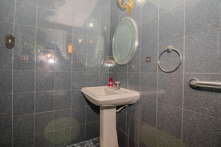 Casa à venda com 330m², 4 quartos e 4 vagas Casa à venda com 330m², 4 quartos e 4 vagasLavabo