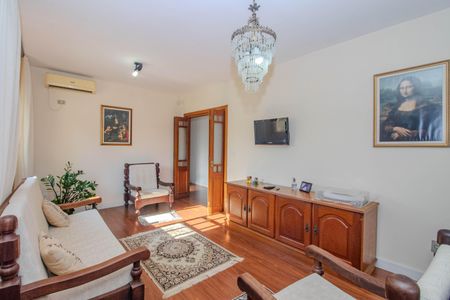 Casa à venda com 330m², 4 quartos e 4 vagas Casa à venda com 330m², 4 quartos e 4 vagasSala Íntima