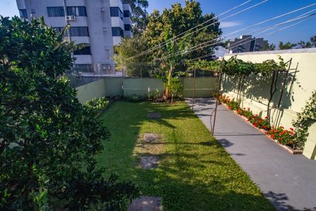 Casa à venda com 330m², 4 quartos e 4 vagas Casa à venda com 330m², 4 quartos e 4 vagasPátio