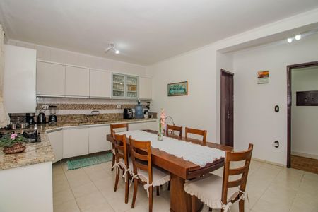 Casa à venda com 330m², 4 quartos e 4 vagas Casa à venda com 330m², 4 quartos e 4 vagasCozinha