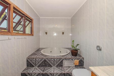 Casa à venda com 330m², 4 quartos e 4 vagas Casa à venda com 330m², 4 quartos e 4 vagasBanheiro da Suíte