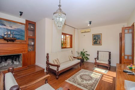 Casa à venda com 330m², 4 quartos e 4 vagas Casa à venda com 330m², 4 quartos e 4 vagasSala Íntima