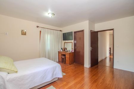 Casa à venda com 330m², 4 quartos e 4 vagas Casa à venda com 330m², 4 quartos e 4 vagasSuíte