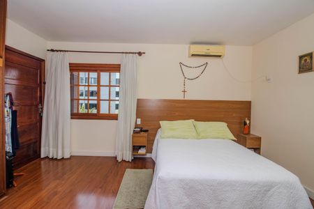 Casa à venda com 330m², 4 quartos e 4 vagas Casa à venda com 330m², 4 quartos e 4 vagasSuíte