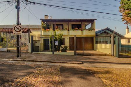 Casa à venda com 330m², 4 quartos e 4 vagas Casa à venda com 330m², 4 quartos e 4 vagasFachada