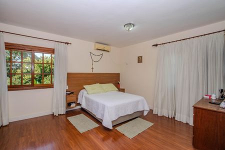 Casa à venda com 330m², 4 quartos e 4 vagas Casa à venda com 330m², 4 quartos e 4 vagasSuíte