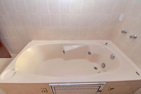 Casa à venda com 330m², 4 quartos e 4 vagas Casa à venda com 330m², 4 quartos e 4 vagasBanheiro Social