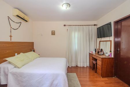 Casa à venda com 330m², 4 quartos e 4 vagas Casa à venda com 330m², 4 quartos e 4 vagasSuíte