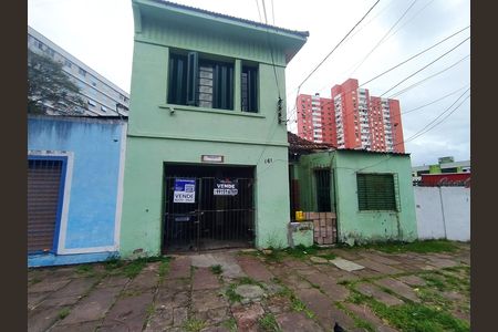 Casa à venda com 648m², 6 quartos e 3 vagas Casa à venda com 648m², 6 quartos e 3 vagasFachada