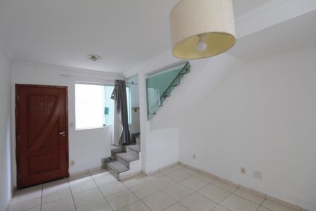 Sala de casa de condomínio à venda com 2 quartos, 67m² em Jardim Xangrilá, Contagem