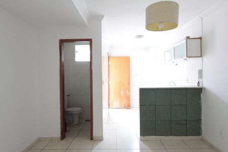 Sala de casa de condomínio à venda com 2 quartos, 67m² em Jardim Xangrilá, Contagem