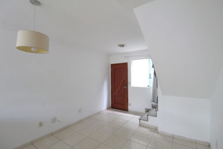 Sala de casa de condomínio à venda com 2 quartos, 67m² em Jardim Xangrilá, Contagem