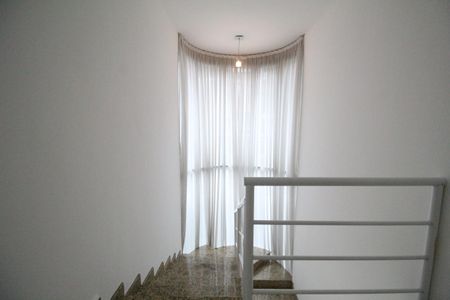 Casa de condomínio à venda com 350m², 4 quartos e 2 vagasEscada - Janela