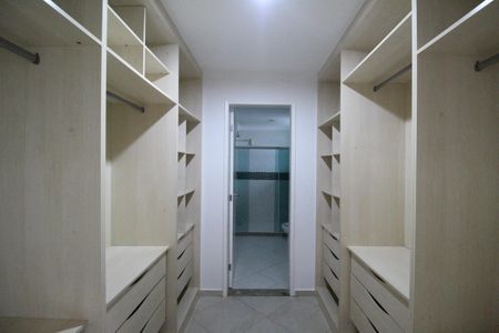 Casa de condomínio à venda com 350m², 4 quartos e 2 vagasSuíte - Closet