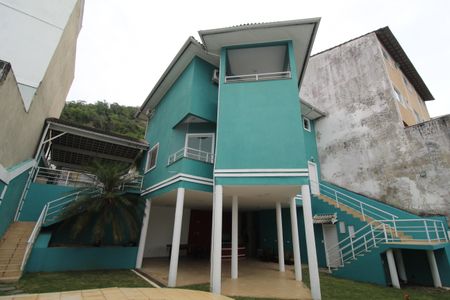 Casa de condomínio à venda com 350m², 4 quartos e 2 vagasFundos da casa