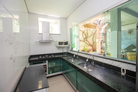 Casa à venda com 592m², 5 quartos e 2 vagasCozinha