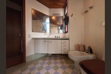 Apartamento à venda com 350m², 4 quartos e 3 vagasBanheiro da Suíte 1