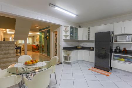 Casa à venda com 250m², 2 quartos e 5 vagas Casa à venda com 250m², 2 quartos e 5 vagasCozinha