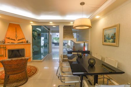 Casa à venda com 250m², 2 quartos e 5 vagas Casa à venda com 250m², 2 quartos e 5 vagasSala